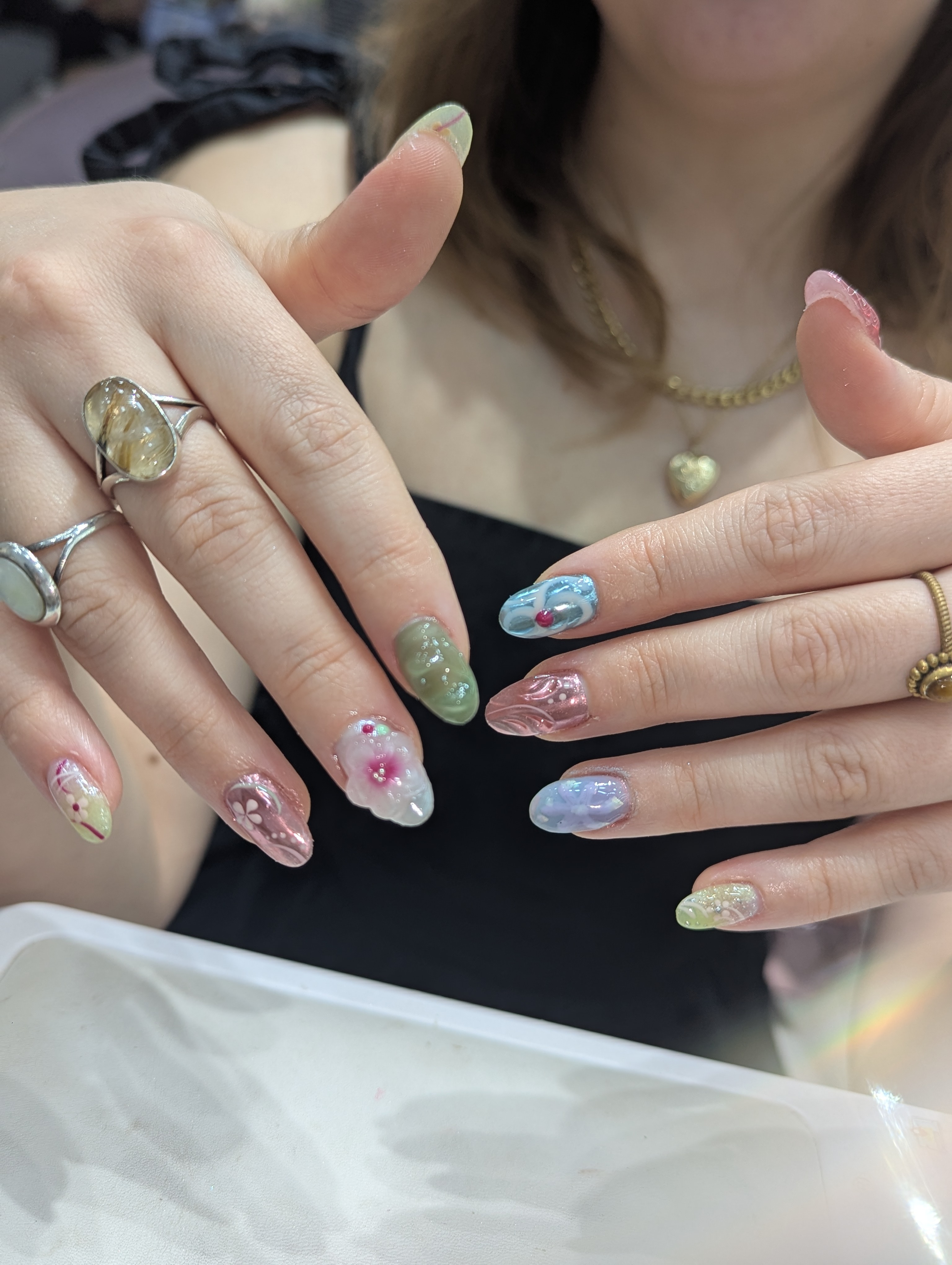 Góc thư giãn của Ther Nail Space & Headspa, tường gỗ nâu và rèm vải dày tạo không gian yên tĩnh.
